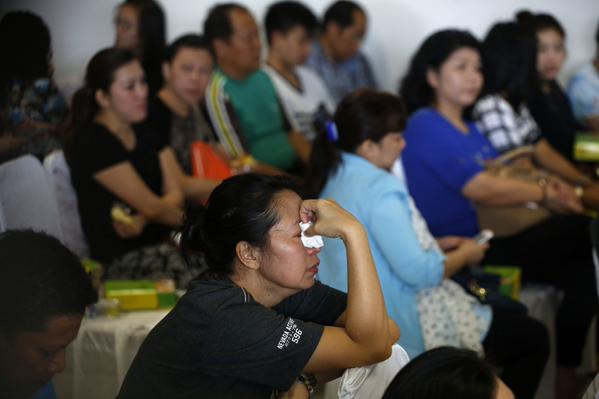 Người th&acirc;n gục ng&atilde; khi Indonesia t&igrave;m thấy nhiều thi thể v&agrave; mảnh vỡ 13