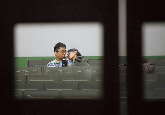 Trung Quốc: Nhiều sinh viên ngủ gục trên bàn vì thức thâu đêm ôn thi 3