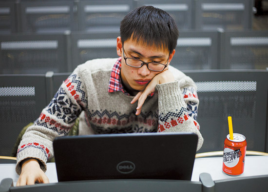 Trung Quốc: Nhiều sinh viên ngủ gục trên bàn vì thức thâu đêm ôn thi 8