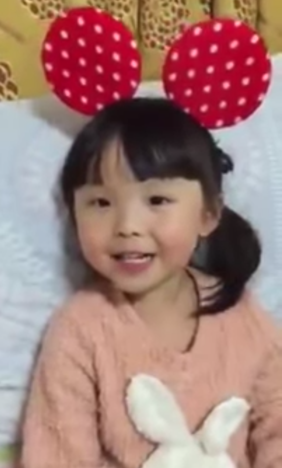 Clip làm phiên dịch viên cho bố mẹ cực dễ thương của bé gái 4 tuổi lai Hàn – Việt 1