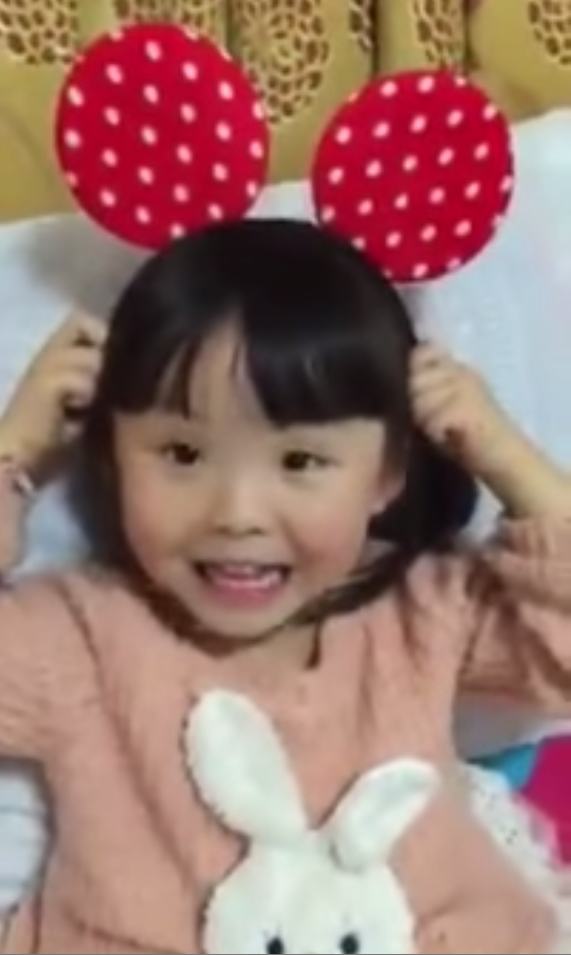 Clip làm phiên dịch viên cho bố mẹ cực dễ thương của bé gái 4 tuổi lai Hàn – Việt 2