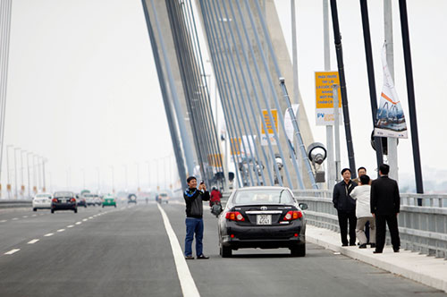 Hà Nội xử phạt dừng chụp ảnh trên cầu Nhật Tân 2