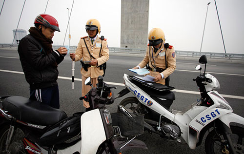 Hà Nội xử phạt dừng chụp ảnh trên cầu Nhật Tân 3