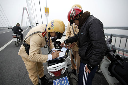 Hà Nội xử phạt dừng chụp ảnh trên cầu Nhật Tân 4