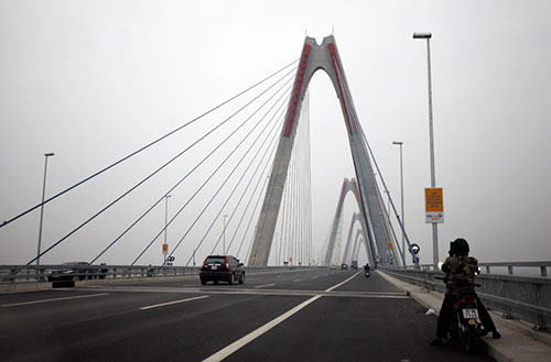 Hà Nội xử phạt dừng chụp ảnh trên cầu Nhật Tân 9