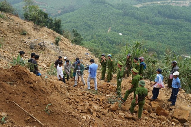 Quảng Nam: Sập hầm vàng, 2 người bị vùi chết 1