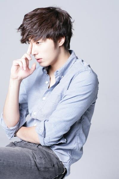 Jung Il Woo hóa thân thành ma cà rồng "đội lốt" bác sĩ 3