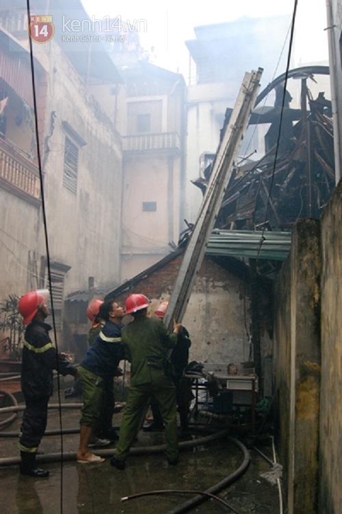 Hà Nội: Cháy lớn làm đổ sập nhà 5 tầng ở đường Âu Cơ  27