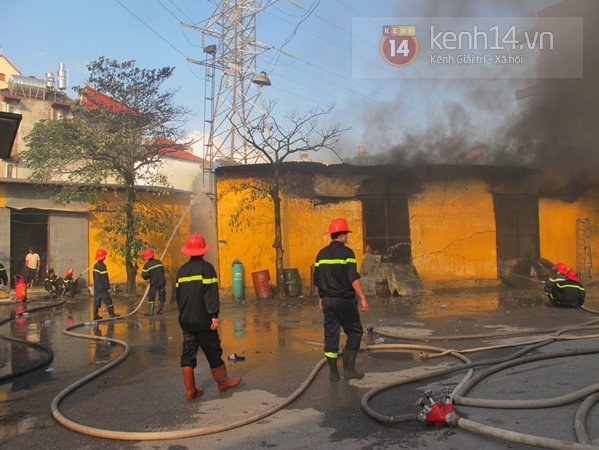 Cháy lớn thiêu rụi hai dãy nhà kho liền kề 3