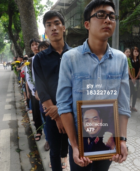 Nước mắt tiếc thương Đại tướng Võ Nguyên Giáp dưới ống kính của AFP  3