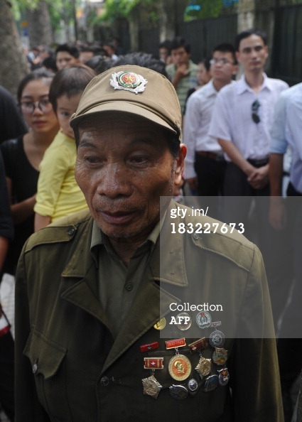 Nước mắt tiếc thương Đại tướng Võ Nguyên Giáp dưới ống kính của AFP  4
