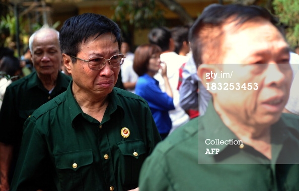 Nước mắt tiếc thương Đại tướng Võ Nguyên Giáp dưới ống kính của AFP  7
