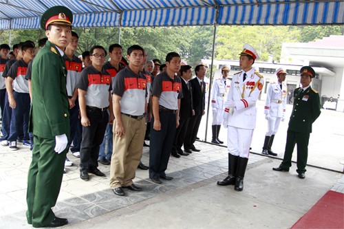 Hết giờ Lễ viếng Quốc tang, nhiều người dân vẫn xếp hàng vào viếng Đại tướng 80