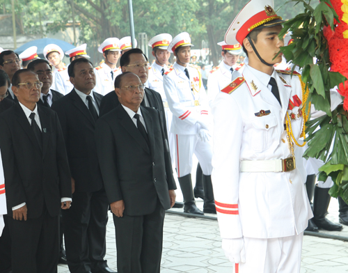 Hết giờ Lễ viếng Quốc tang, nhiều người dân vẫn xếp hàng vào viếng Đại tướng 70