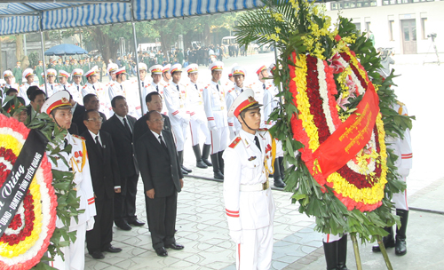 Hết giờ Lễ viếng Quốc tang, nhiều người dân vẫn xếp hàng vào viếng Đại tướng 71