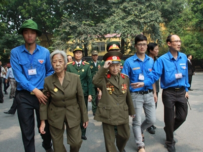 Hết giờ Lễ viếng Quốc tang, nhiều người dân vẫn xếp hàng vào viếng Đại tướng 79