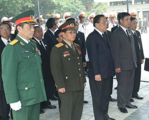 Hết giờ Lễ viếng Quốc tang, nhiều người dân vẫn xếp hàng vào viếng Đại tướng 69