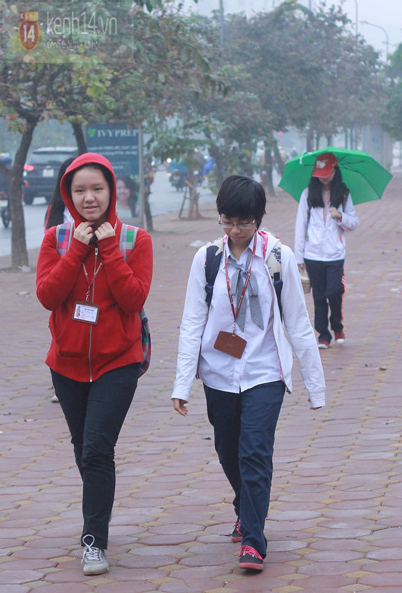 Chùm ảnh: Trời rét, nhiều học sinh Hà Nội đến trường bằng ô tô 1