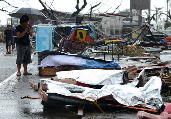Chùm ảnh: Những thi thể nằm la liệt gây ám ảnh trong siêu bão Haiyan  4