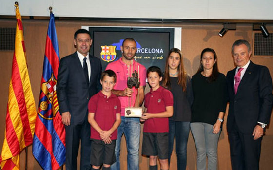 Vượt mặt Messi, Mascherano nhận danh hiệu cầu thủ Barca của năm 1
