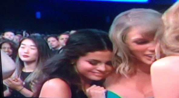 Taylor Swift khóc khi xem sân khấu của Selena về Justin 2