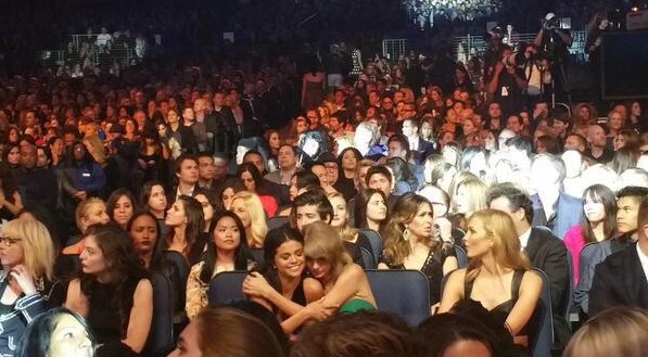 Taylor Swift khóc khi xem sân khấu của Selena về Justin 3