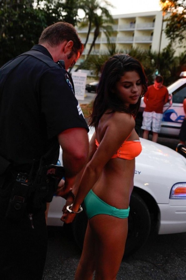 Selena, Vanessa mặc bikini hầu tòa trong "Spring Breakers" 2