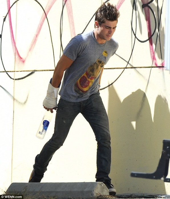 Zac Efron bị thương b&oacute; bột vẫn trở lại trường quay 6