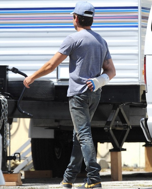 Zac Efron bị thương b&oacute; bột vẫn trở lại trường quay 7