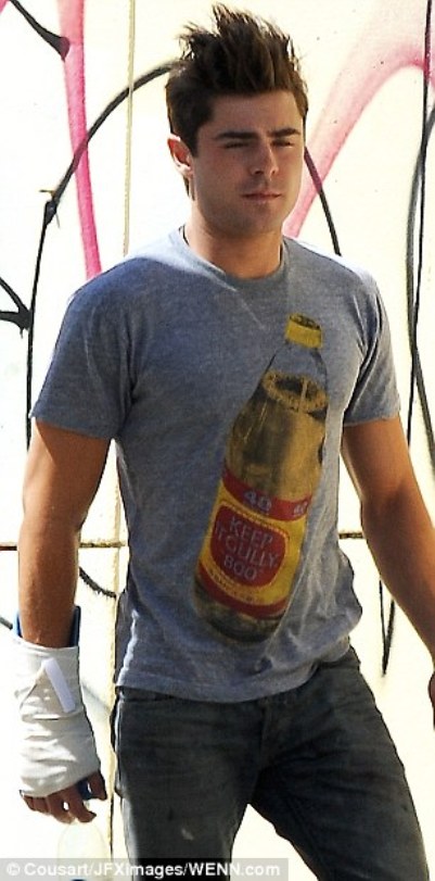 Zac Efron bị thương b&oacute; bột vẫn trở lại trường quay 2