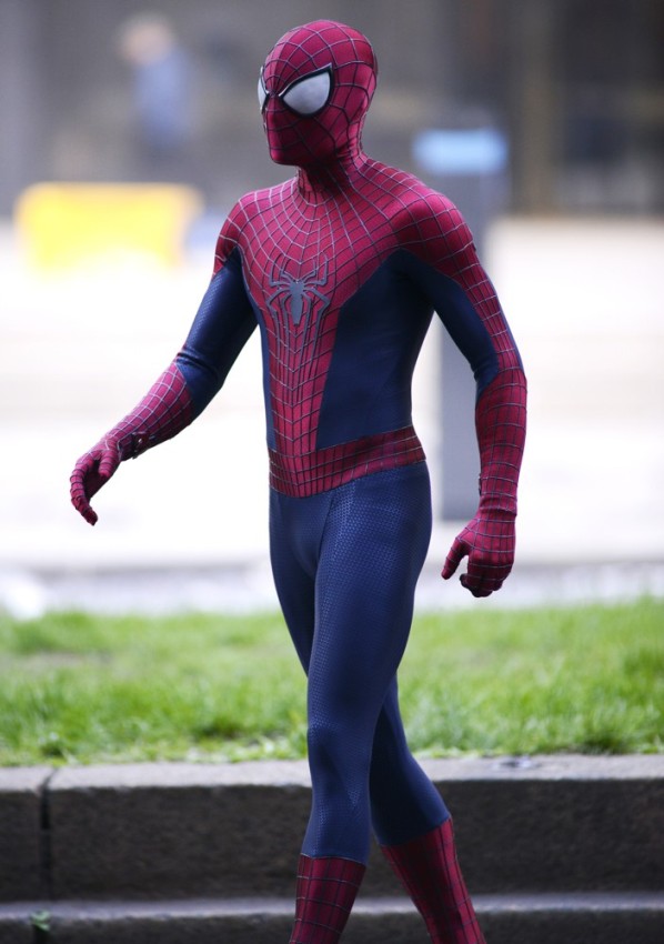 Spider-Man tranh thủ hôn bạn gái say đắm  13