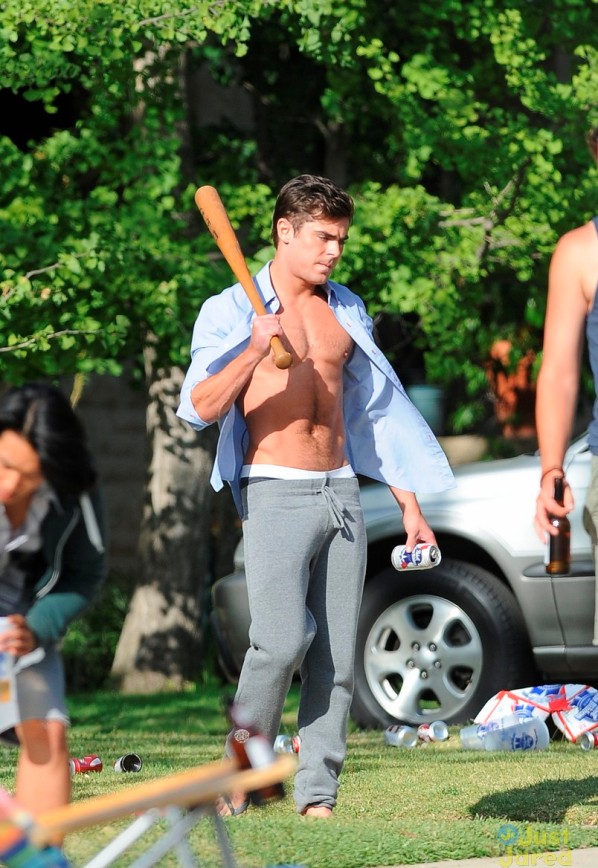 Zac Efron vô tư lộ... quần lót 3