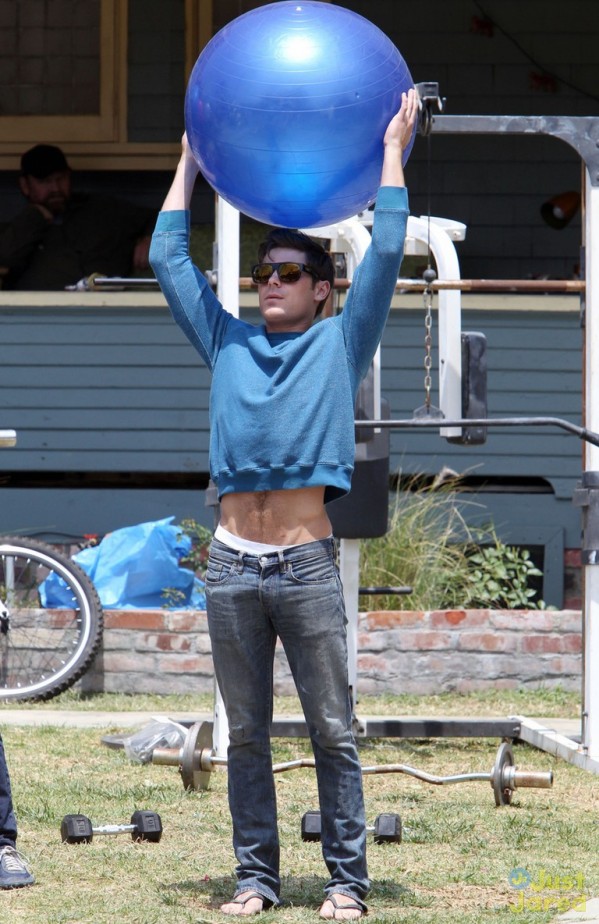 Zac Efron vô tư lộ... quần lót 4