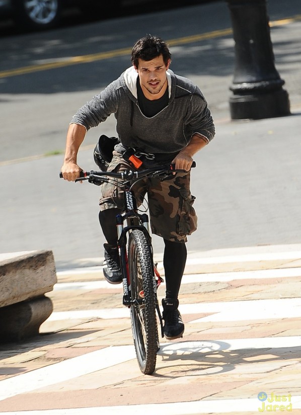 "Người Sói" Taylor Lautner trổ tài nhảy xa 11