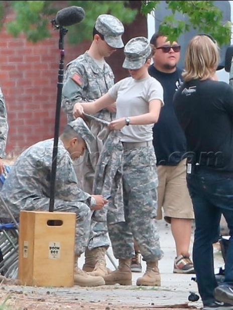 Kristen Stewart giập môi vì "đi lính" 9