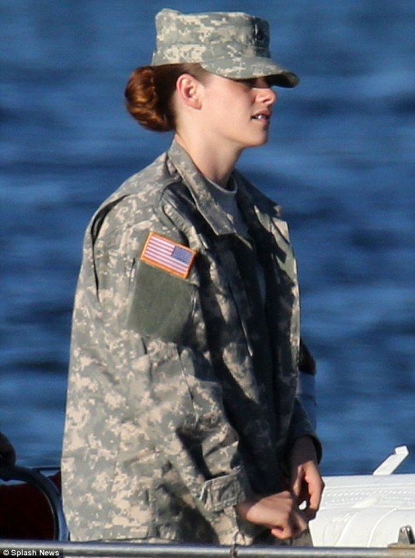 Kristen Stewart giập môi vì "đi lính" 7