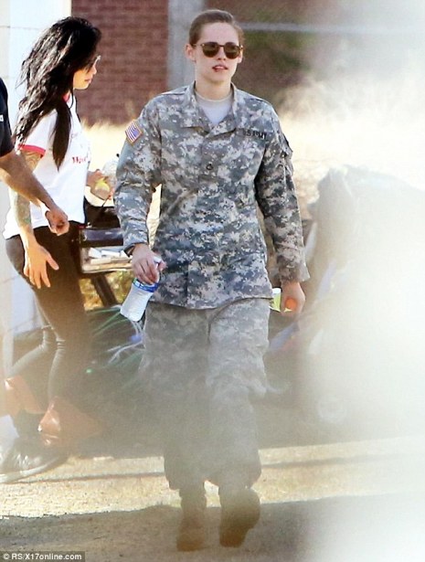 Kristen Stewart giập môi vì "đi lính" 4
