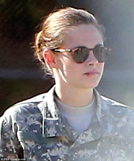 Kristen Stewart giập môi vì "đi lính" 2