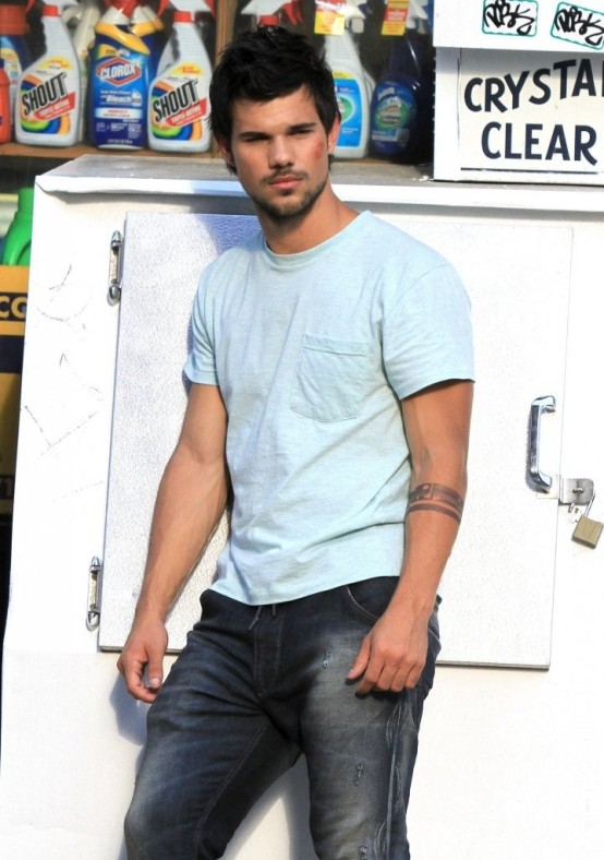 Taylor Lautner bị "đầu gấu" bóp cổ  4