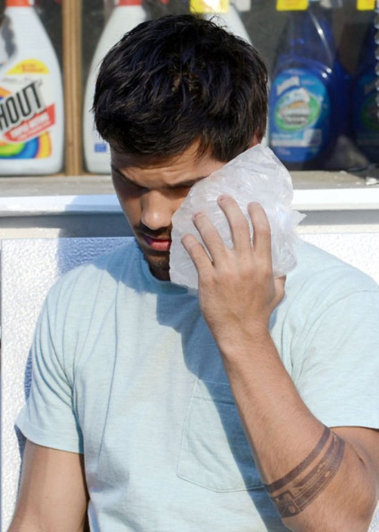 Taylor Lautner bị "đầu gấu" bóp cổ  3