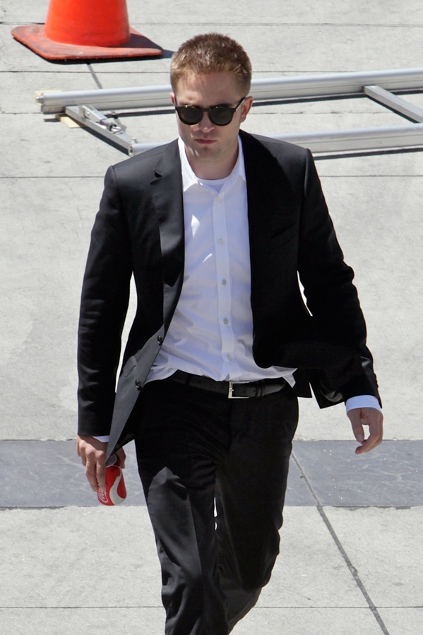 Robert Pattinson vẫn toe toét sau sự cố đánh nhầm người 6