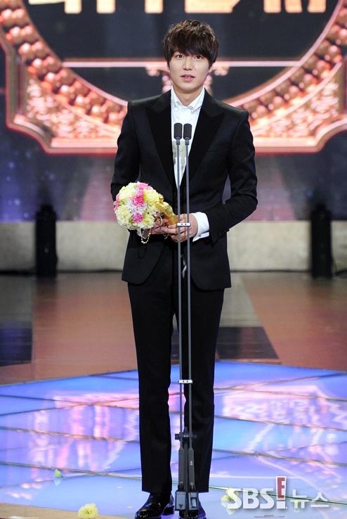 Sao Hàn nặng duyên với giải thưởng truyền hình 6