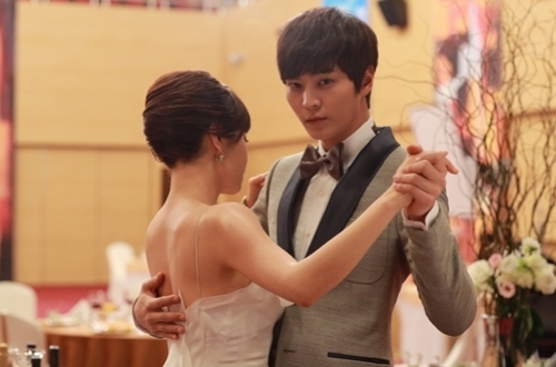 Joo Won tình tứ khiêu vũ cùng người đẹp 2