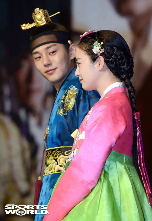 Yoo Ah In hớn hở vì được khoác tay Kim Tae Hee 1