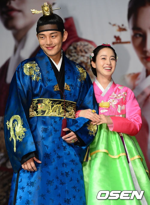 Yoo Ah In hớn hở vì được khoác tay Kim Tae Hee 2