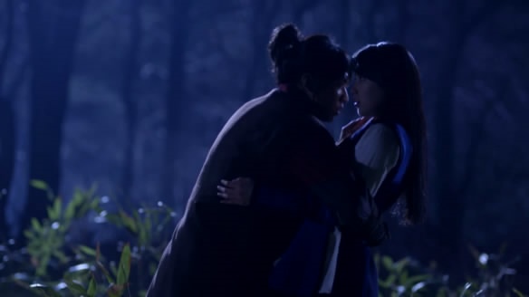 Lee Seung Gi ôm chầm Suzy trong đêm tối 6