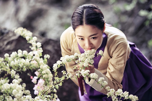 Lee Yeon Hee "choáng ngợp" vì bó hoa to-hơn-người 4