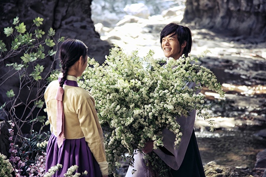 Lee Yeon Hee "choáng ngợp" vì bó hoa to-hơn-người 2