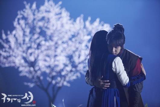 Lee Seung Gi loay hoay ôm Suzy suốt 8 giờ 5