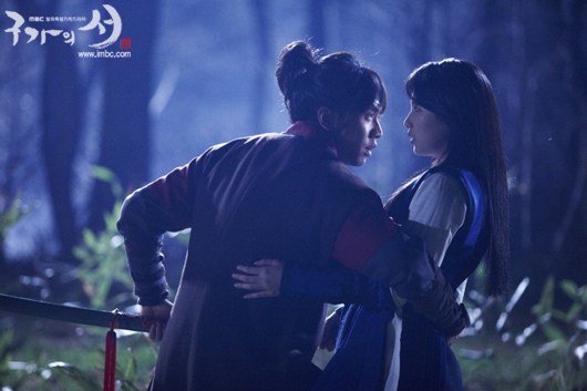 Lee Seung Gi loay hoay ôm Suzy suốt 8 giờ 1